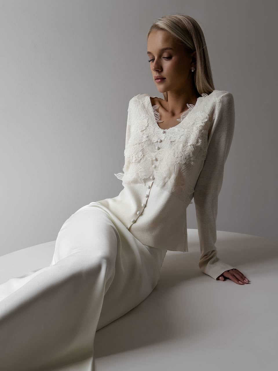 Dantel Aplike Detaylı Krem Bluz