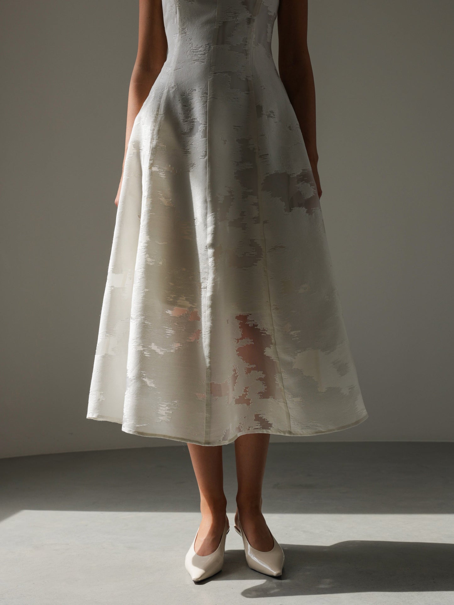 Beyaz Jakarlı Midi Elbise