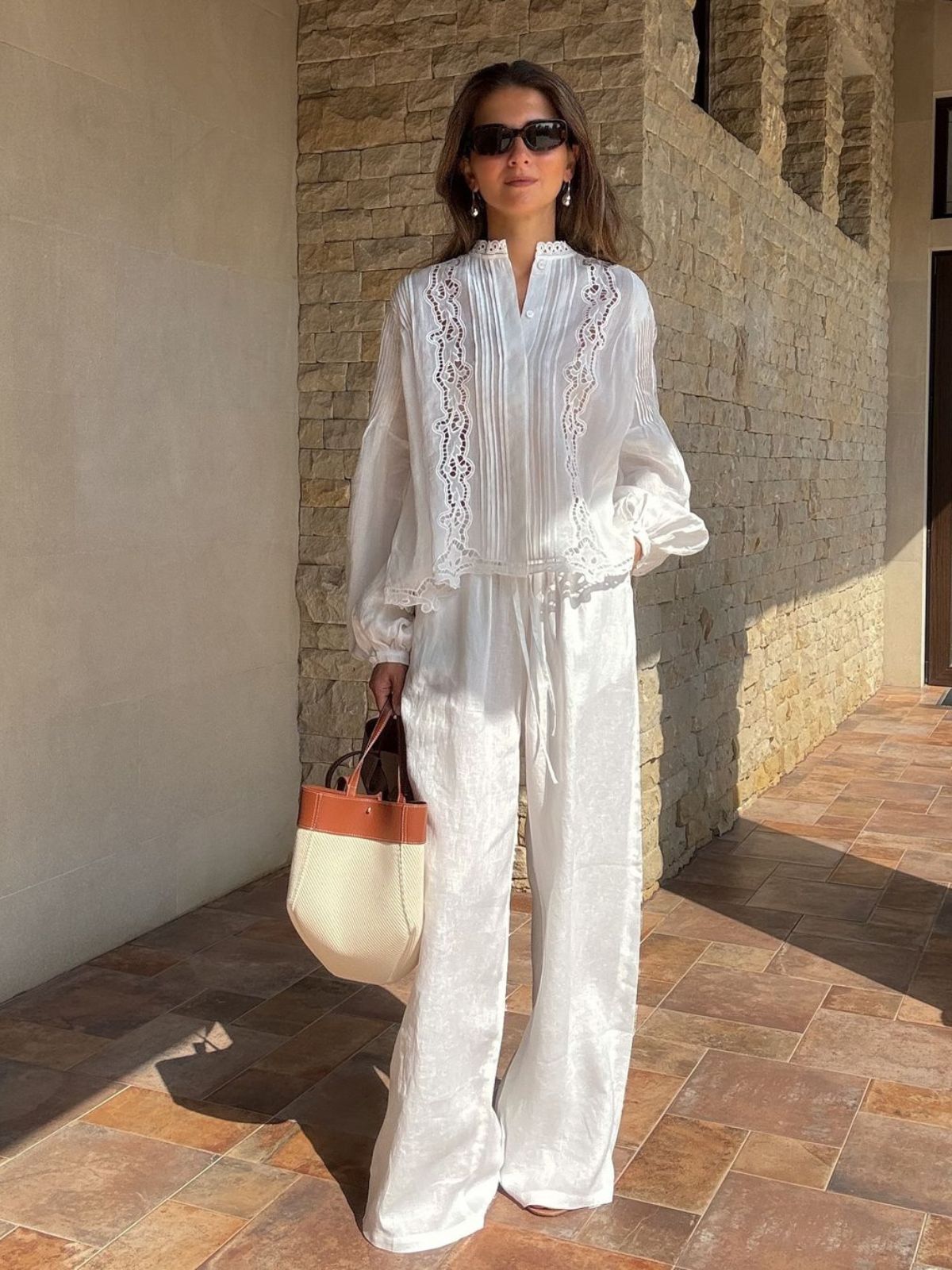 Pileli Delik İşlemeli Nakışlı Bluz