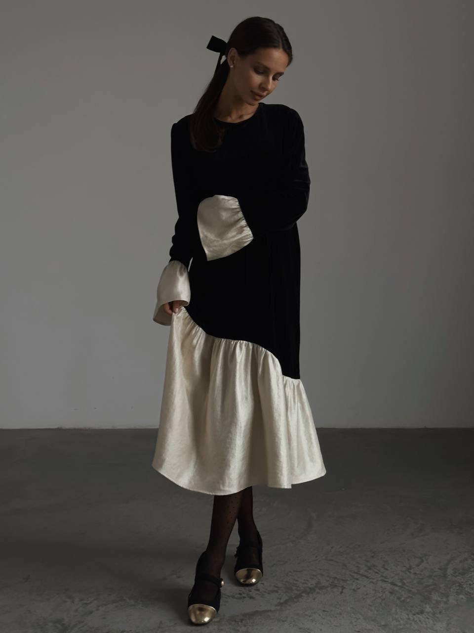 Siyah-Beyaz Kontrast Detaylı Kadife Elbise