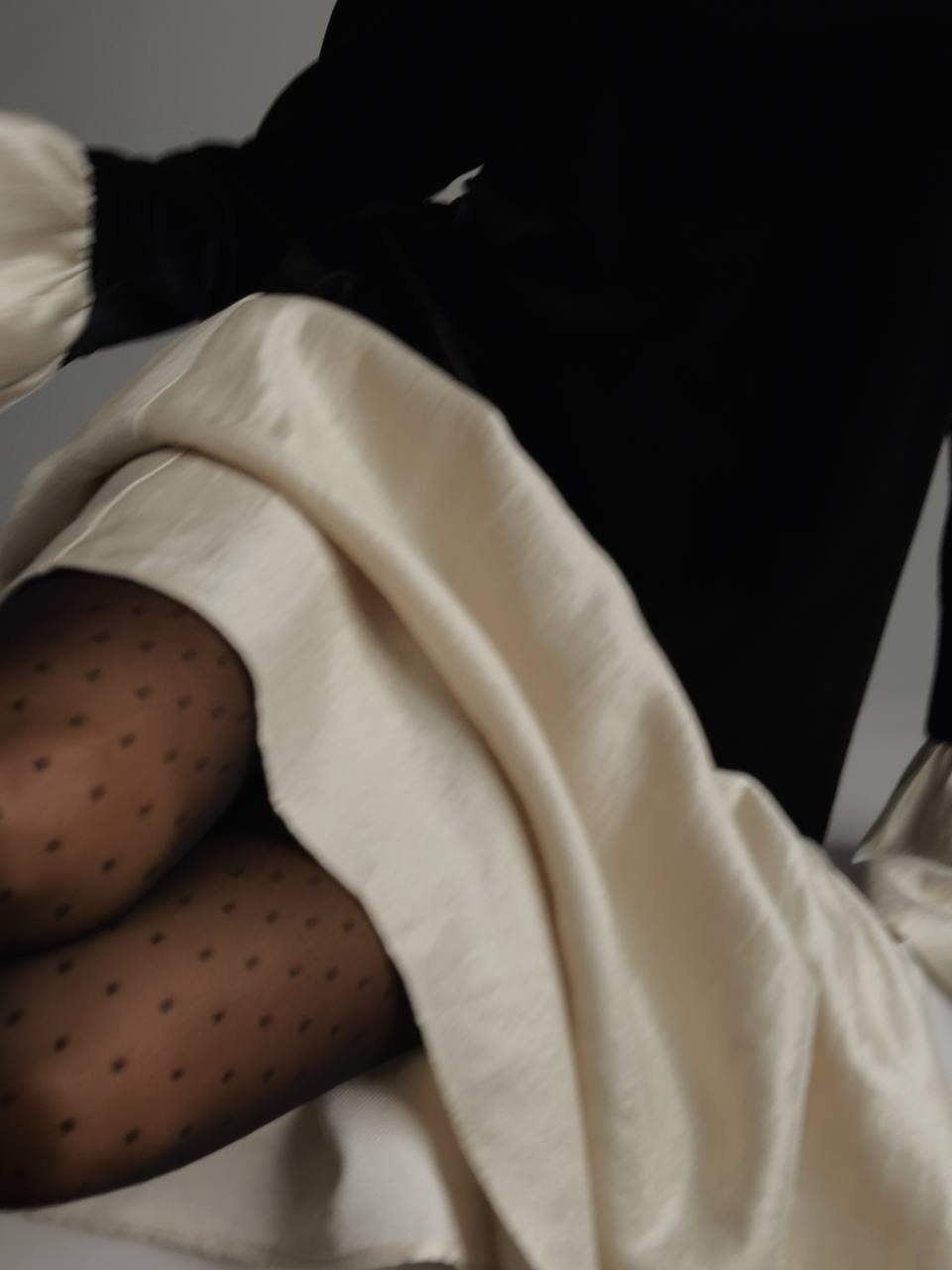 Siyah-Beyaz Kontrast Detaylı Kadife Elbise