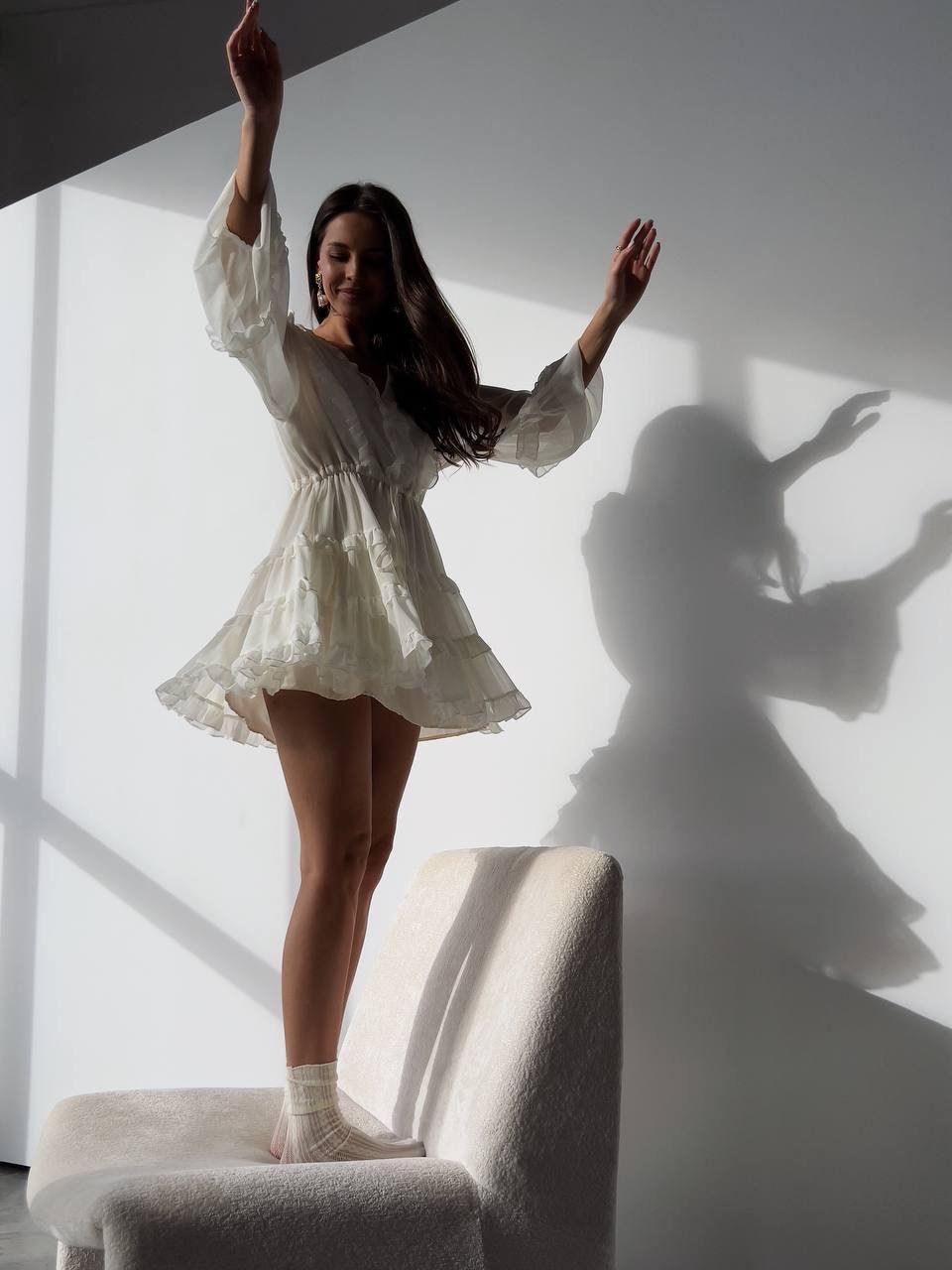 Zarif Fırfırlı Beyaz Mini Elbise