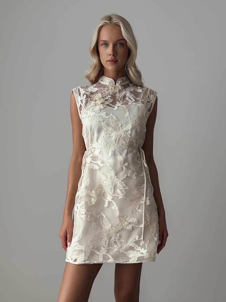 Beyaz Çiçek Nakışlı Mini Elbise