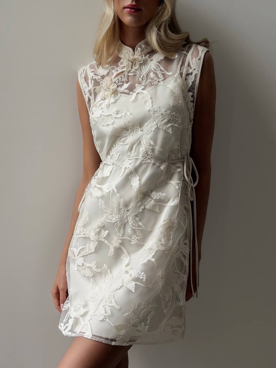 Beyaz Çiçek Nakışlı Mini Elbise