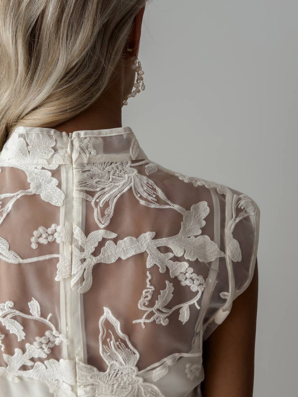 Beyaz Çiçek Nakışlı Mini Elbise