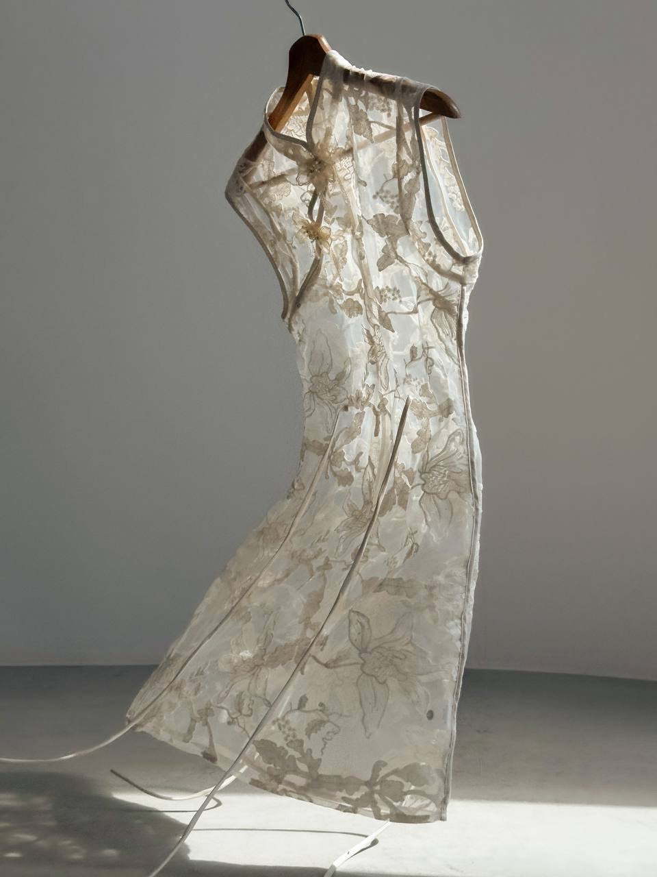 Beyaz Çiçek Nakışlı Mini Elbise