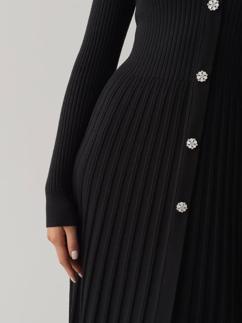 Kristal Düğmeli Siyah Fitilli Triko Midi Elbise