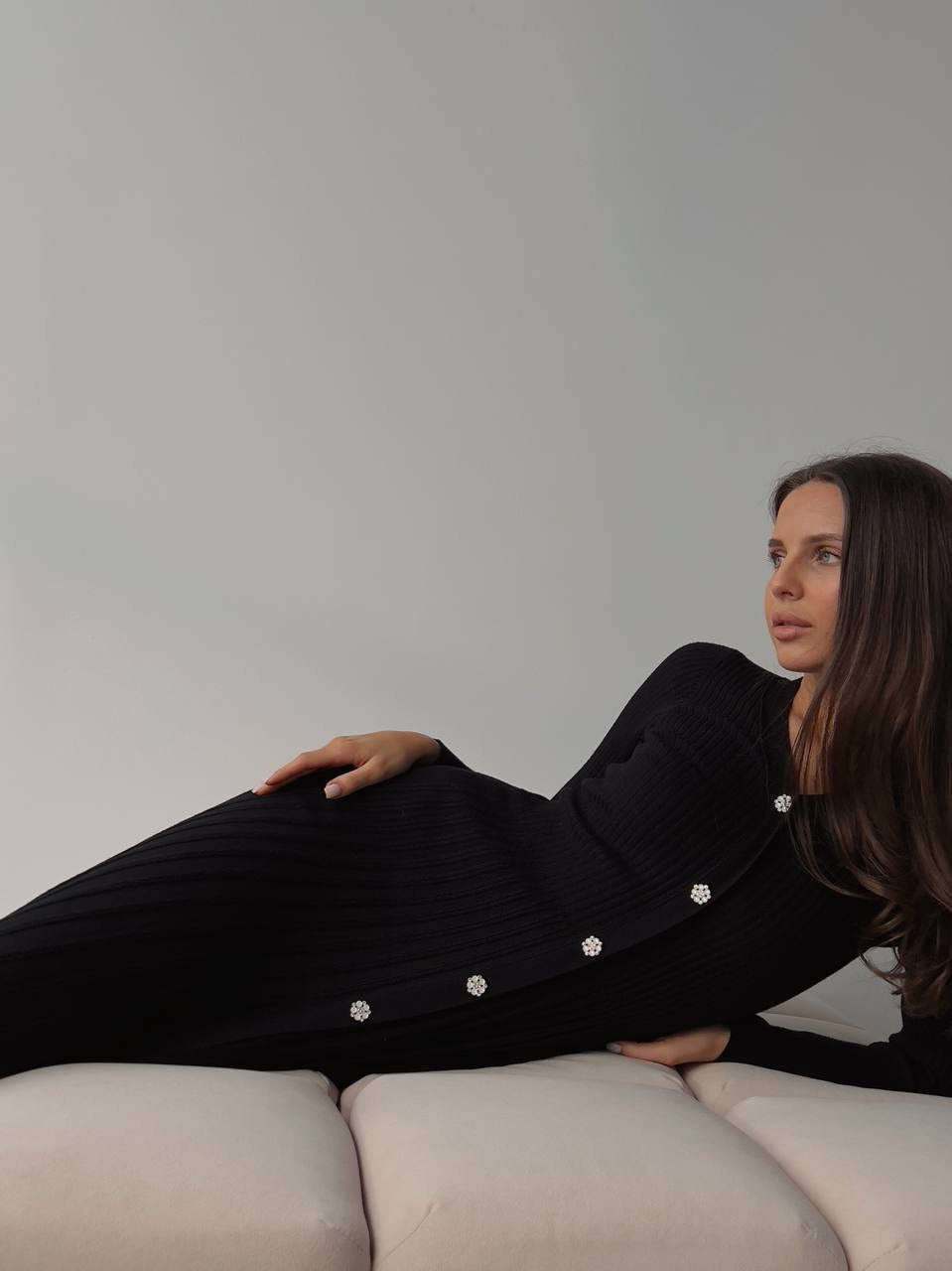 Kristal Düğmeli Siyah Fitilli Triko Midi Elbise