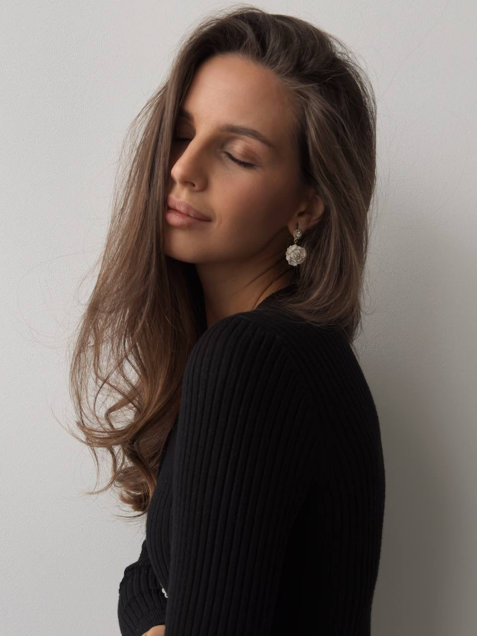 Kristal Düğmeli Siyah Fitilli Triko Midi Elbise