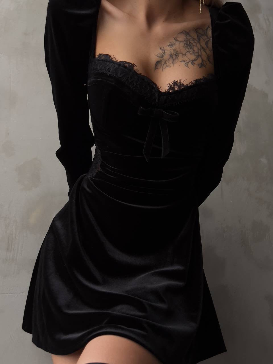 Dantel Detaylı Siyah Kadife Mini Elbise