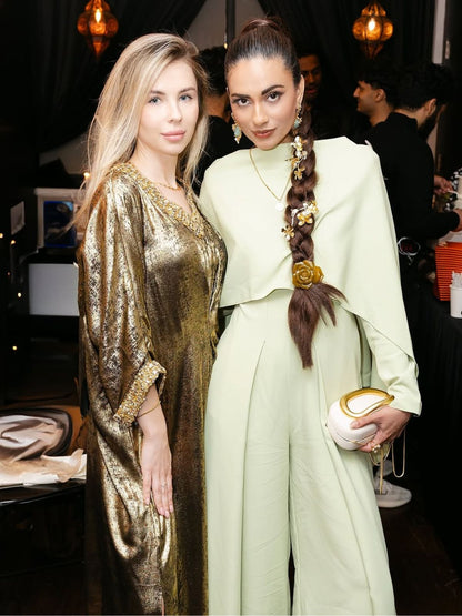 Çarpıcı Altın V Yaka Elbise