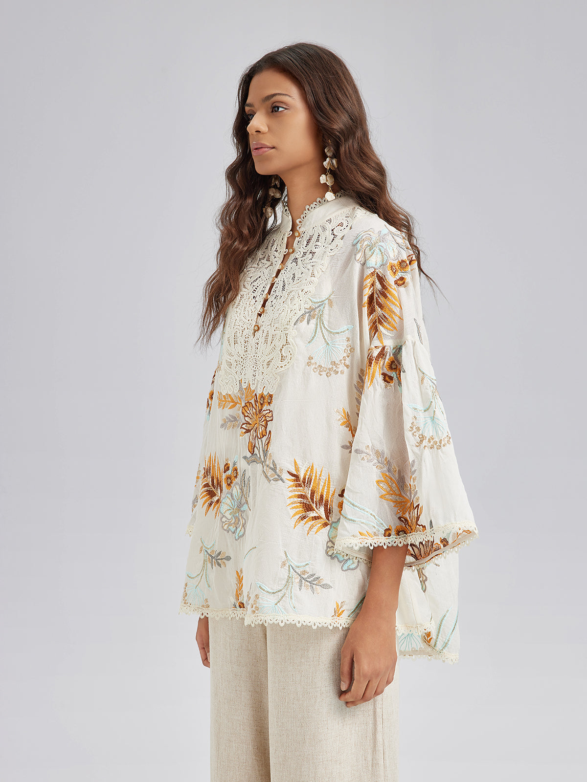 Sanatsal Çiçek Nakışlı Dantel Bluz