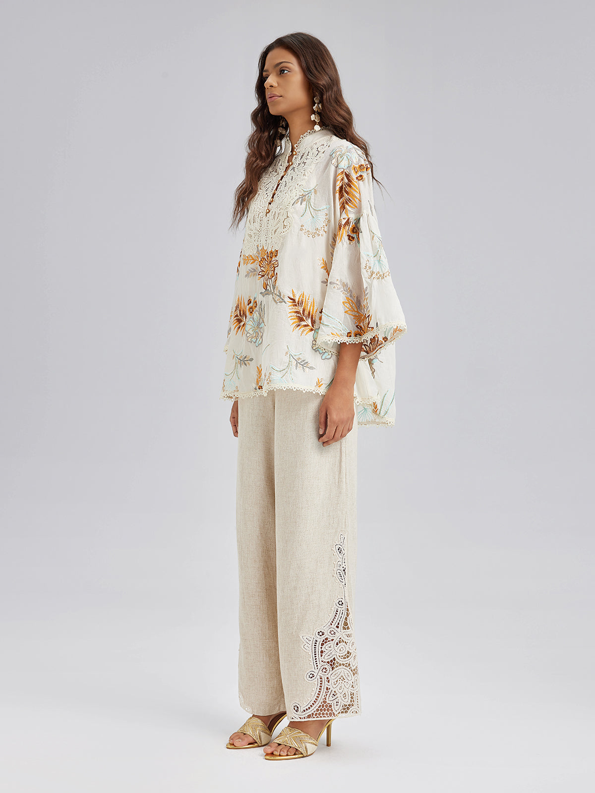 Sanatsal Çiçek Nakışlı Dantel Bluz