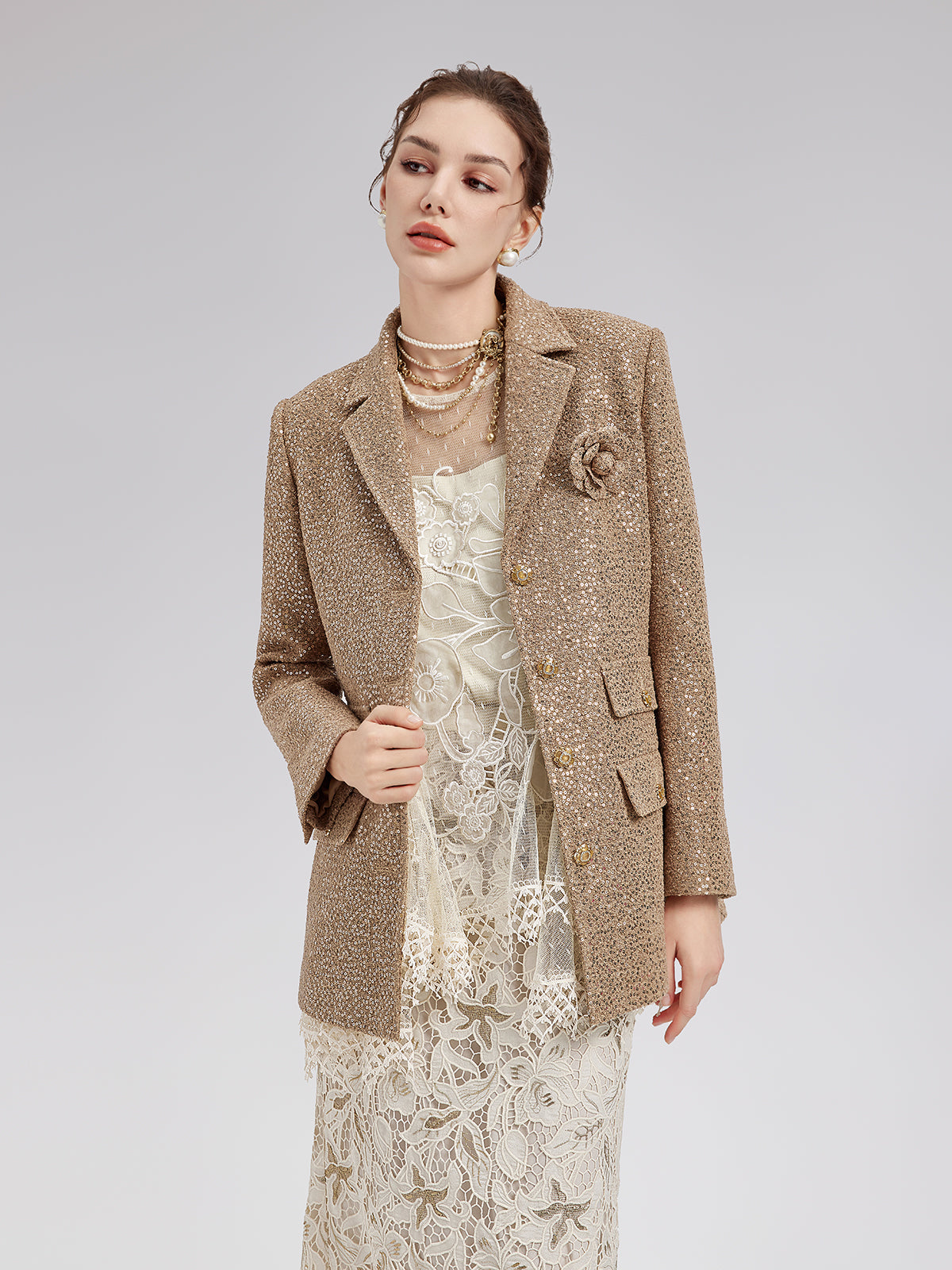 Altın Pullu Kamelya Broşlu Ceket