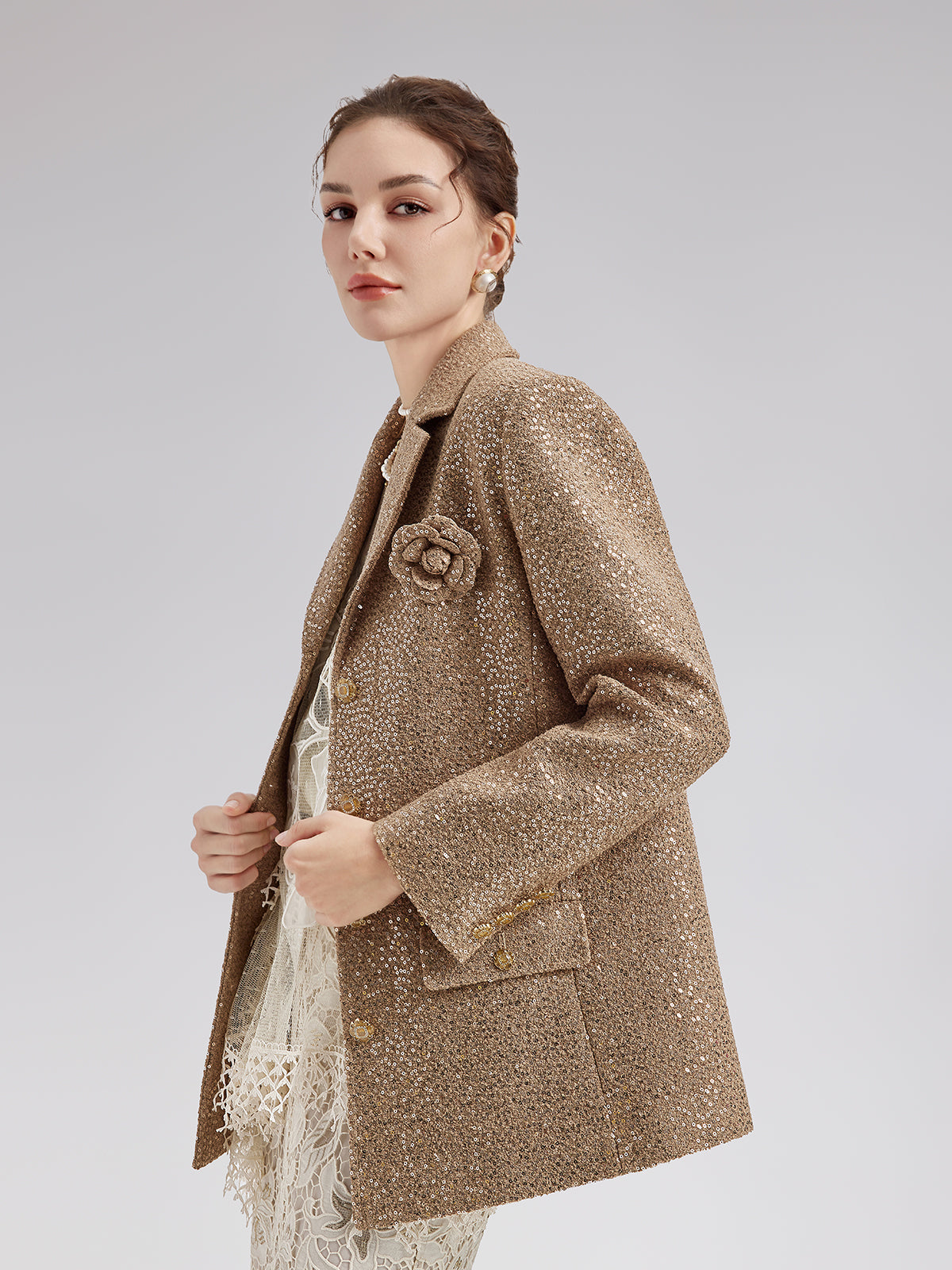 Altın Pullu Kamelya Broşlu Ceket