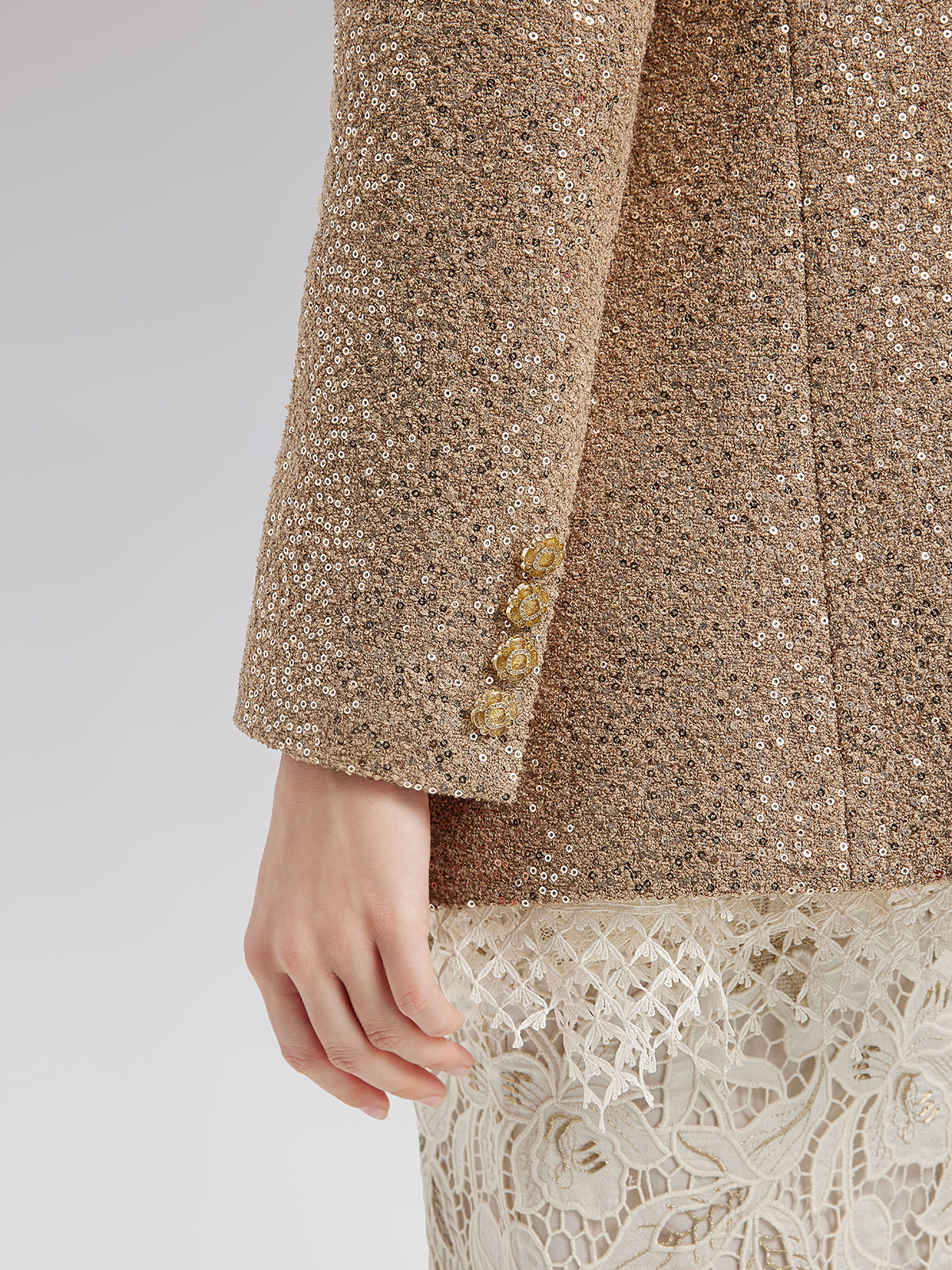 Altın Pullu Kamelya Broşlu Ceket