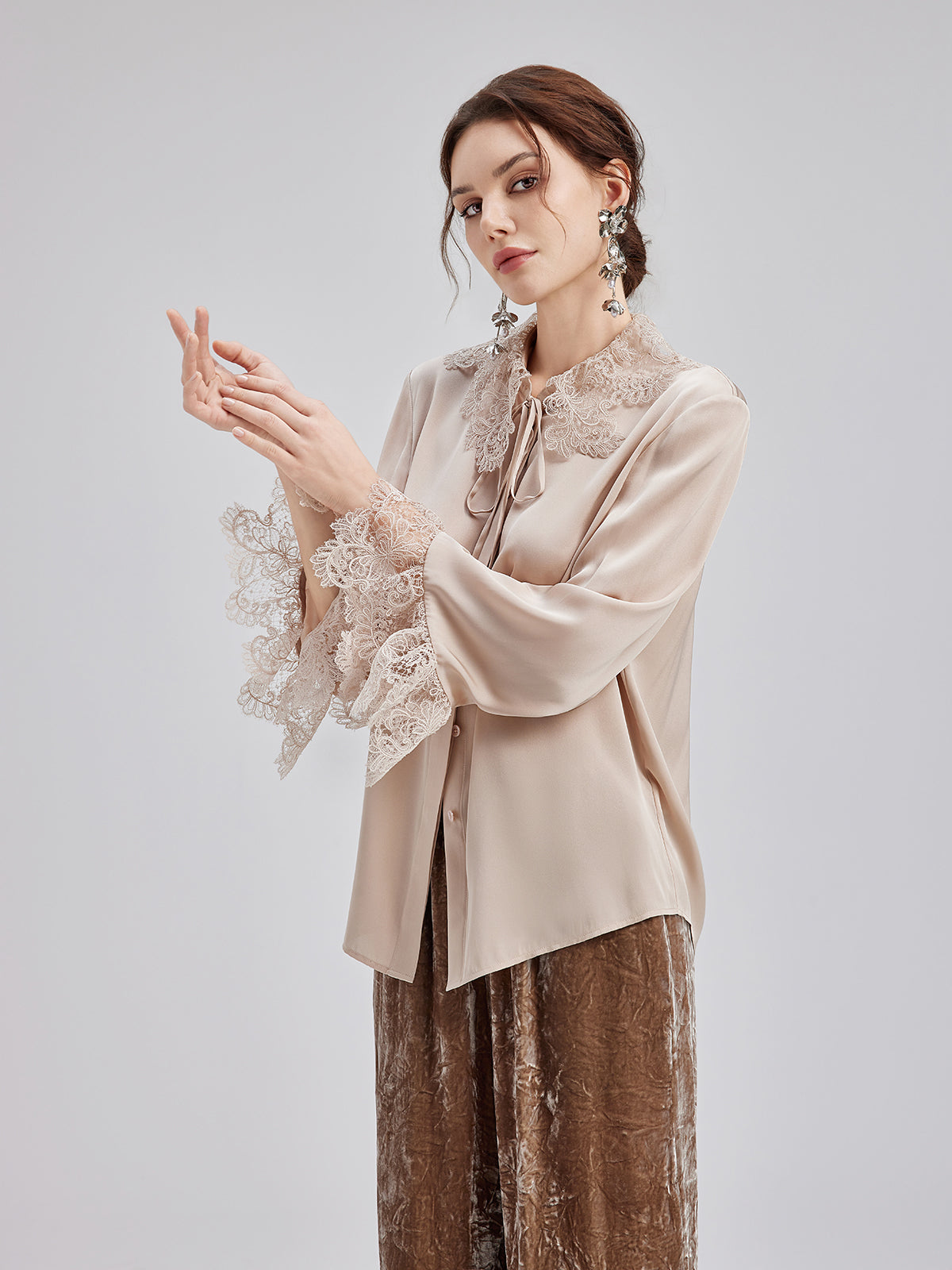 İpek Dantel Yakalı Gömlek