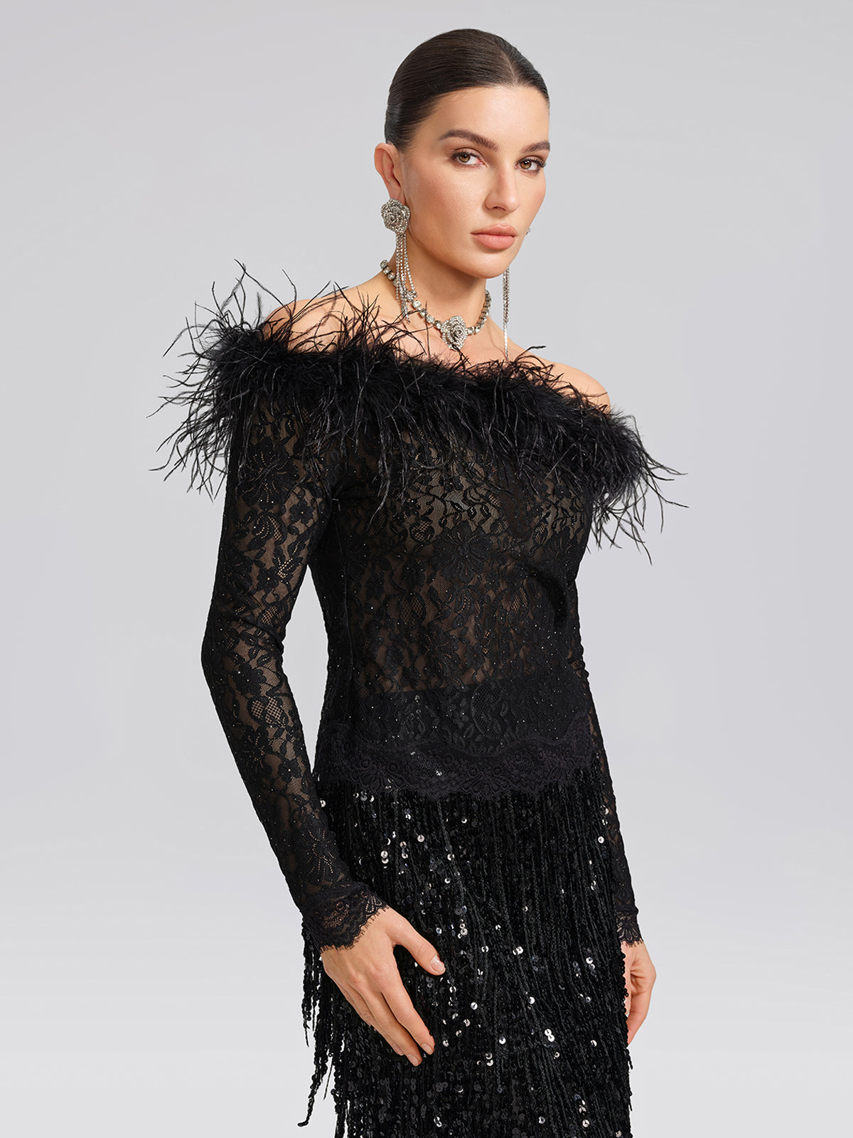 Omzu Açık Tüylü Pullu Dantel Bluz