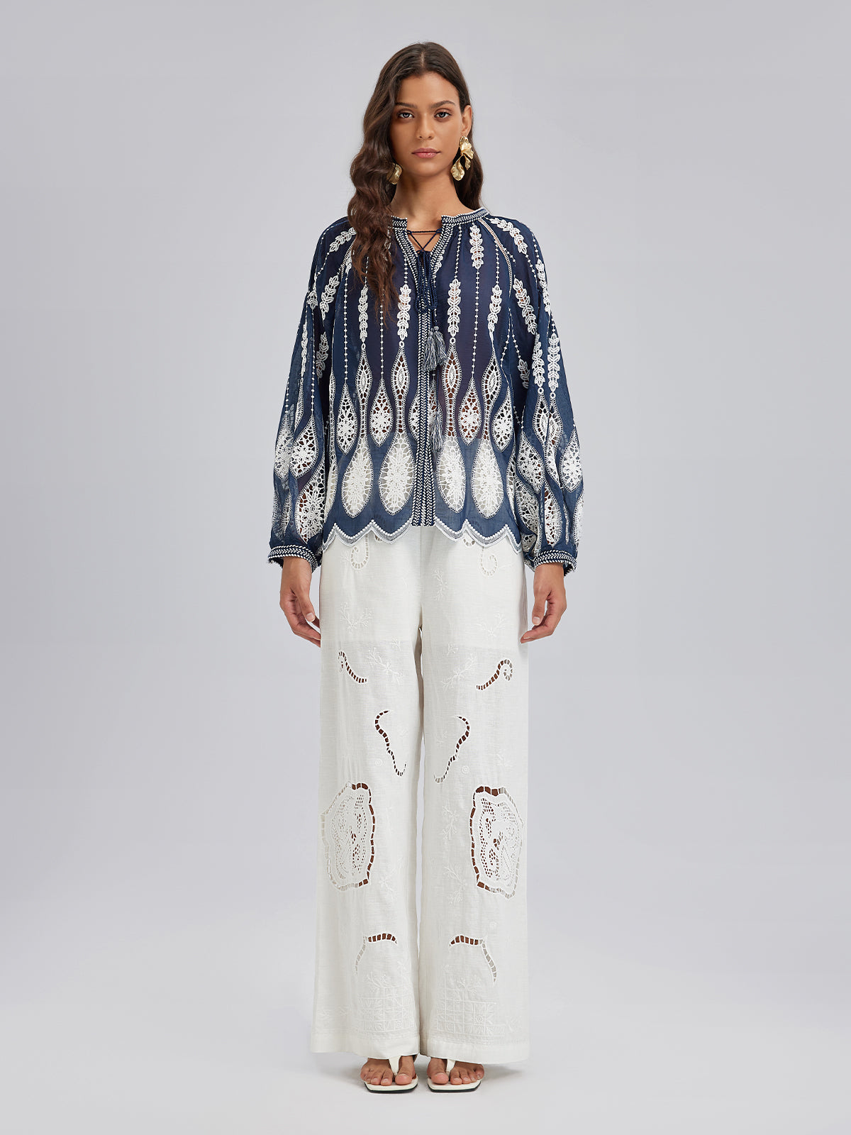 Yoğun Püskül Nakışlı Pencereli Bluz