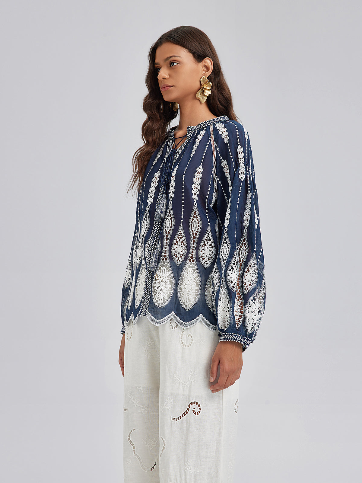 Yoğun Püskül Nakışlı Pencereli Bluz