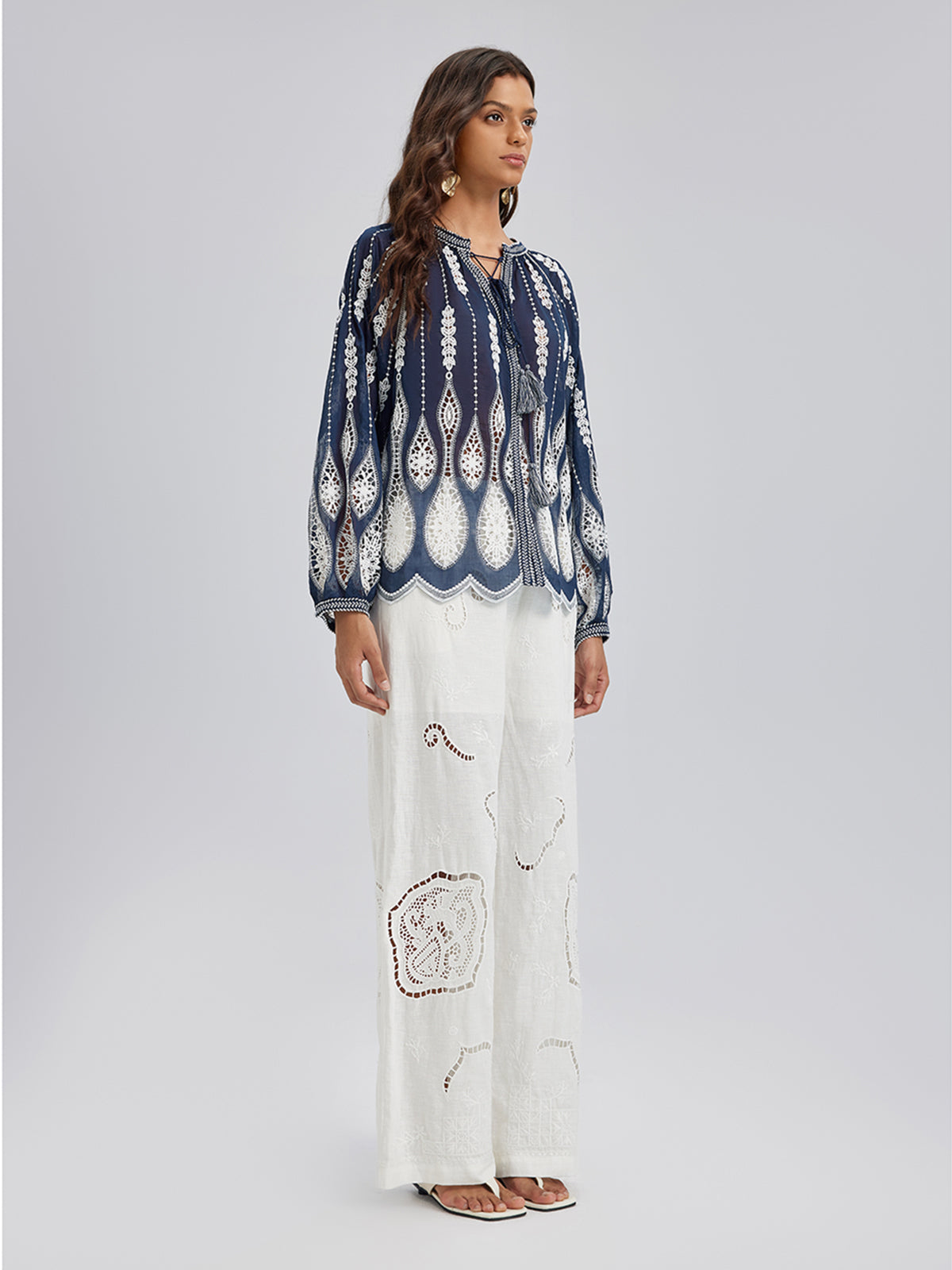 Yoğun Püskül Nakışlı Pencereli Bluz