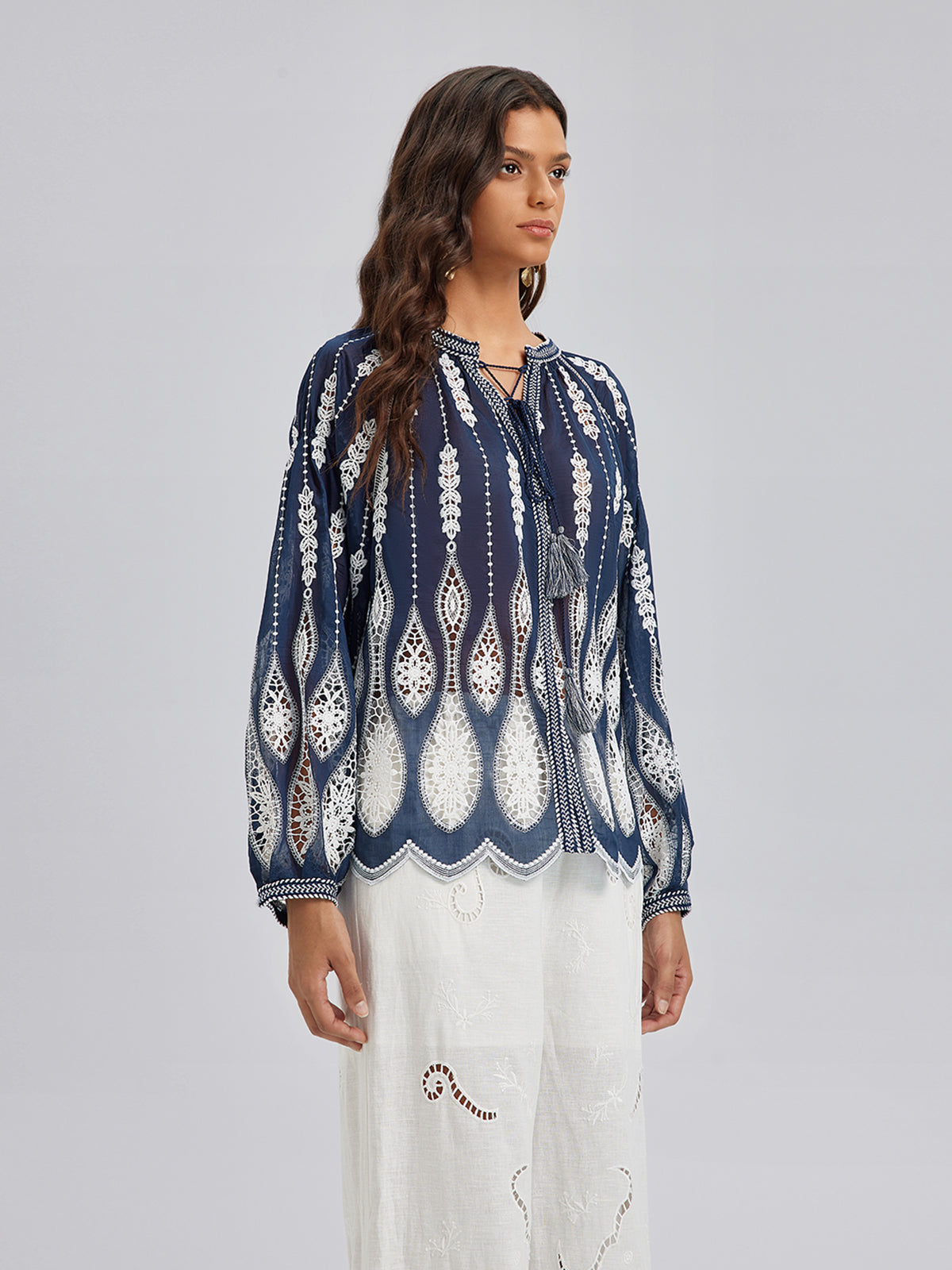 Yoğun Püskül Nakışlı Pencereli Bluz