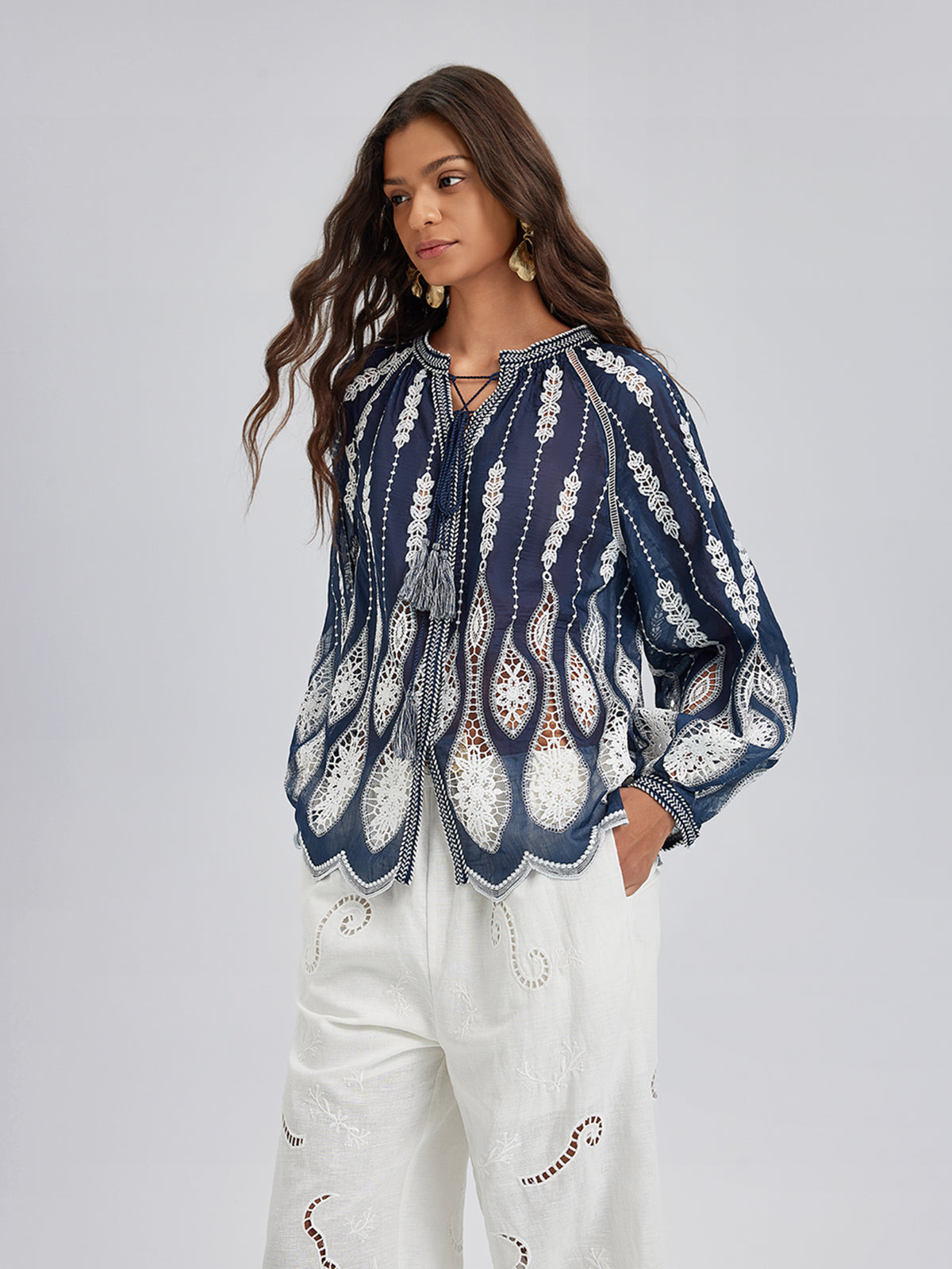 Yoğun Püskül Nakışlı Pencereli Bluz