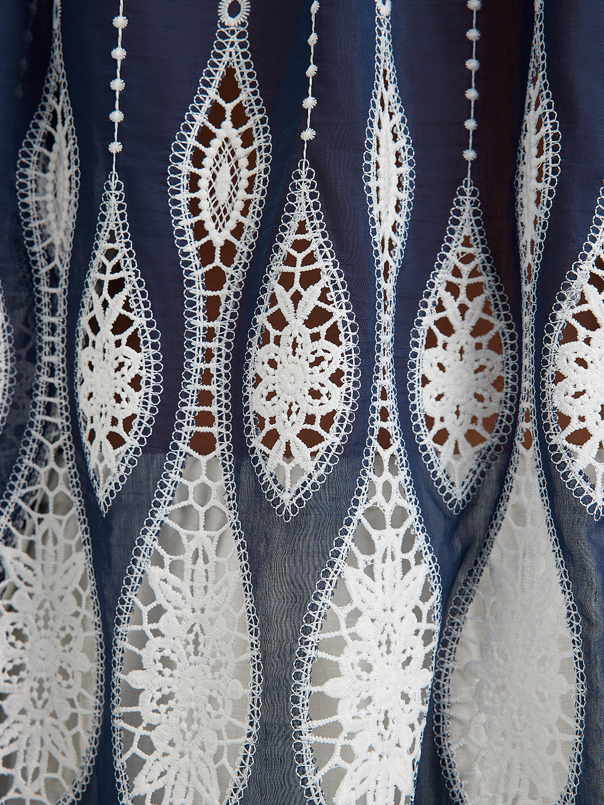 Yoğun Püskül Nakışlı Pencereli Bluz