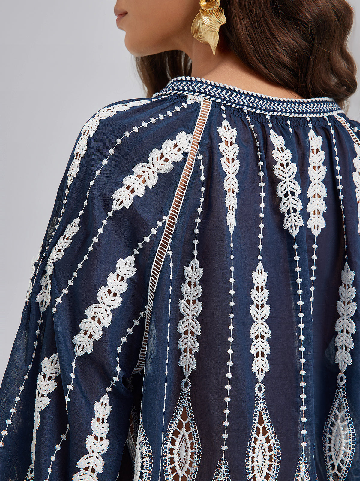 Yoğun Püskül Nakışlı Pencereli Bluz