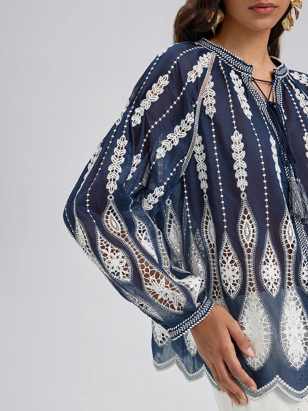 Yoğun Püskül Nakışlı Pencereli Bluz