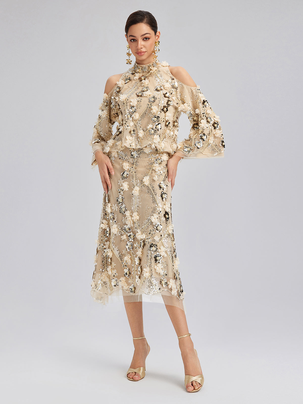 Pullu Çiçek Nakışlı Omuz Dekolteli Bluz