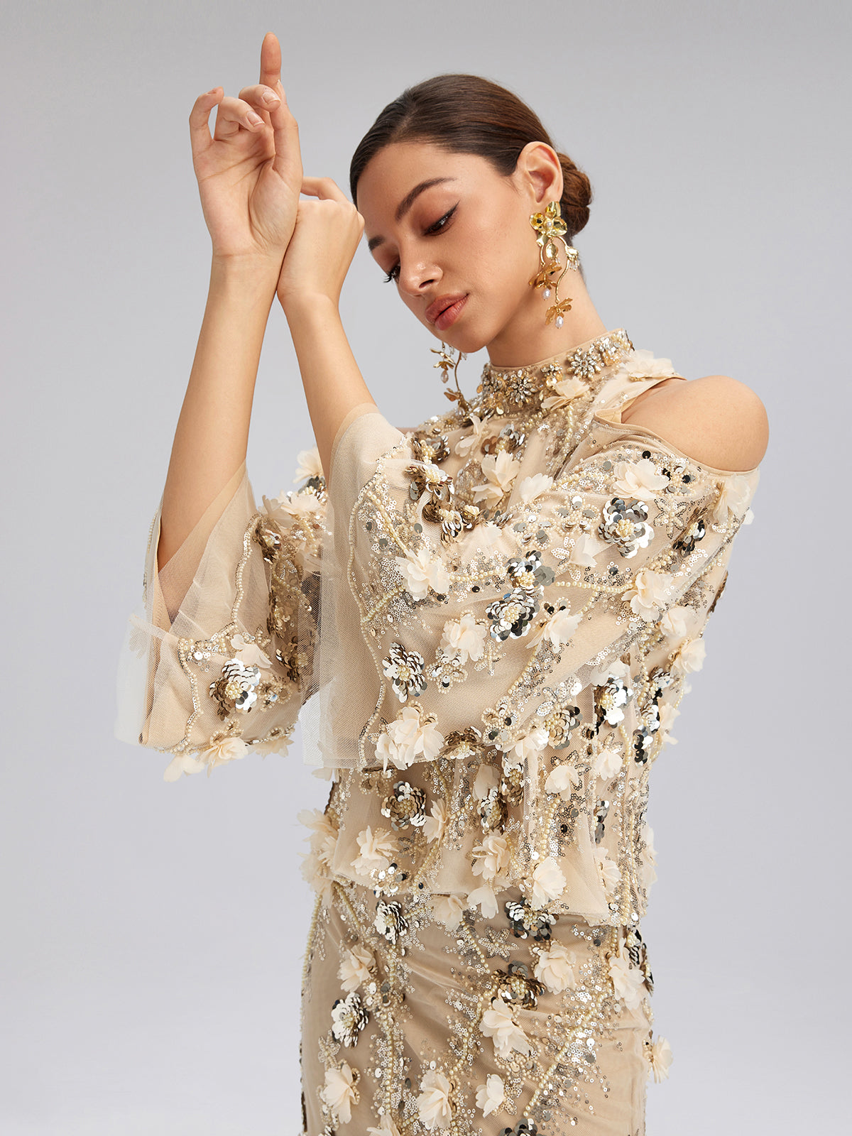 Pullu Çiçek Nakışlı Omuz Dekolteli Bluz