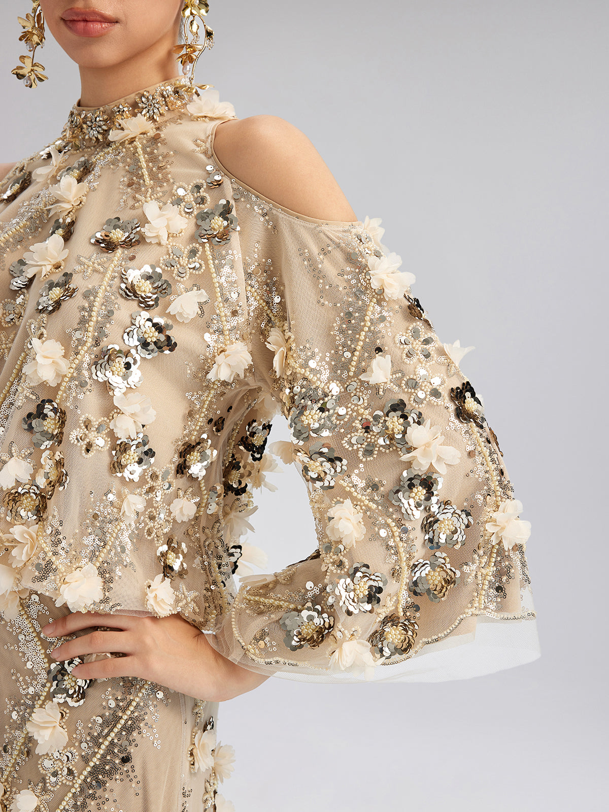 Pullu Çiçek Nakışlı Omuz Dekolteli Bluz