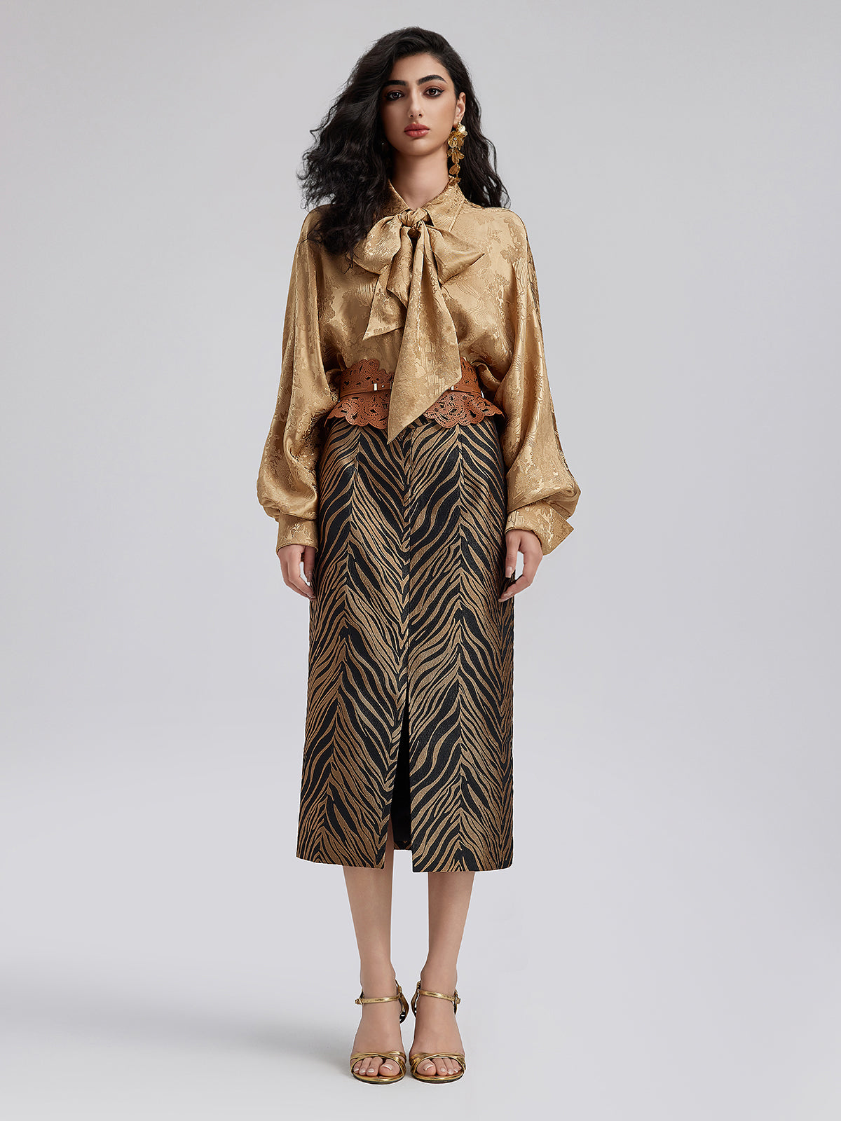 Altın Jakar Kurdele Detaylı Şık Gömlek