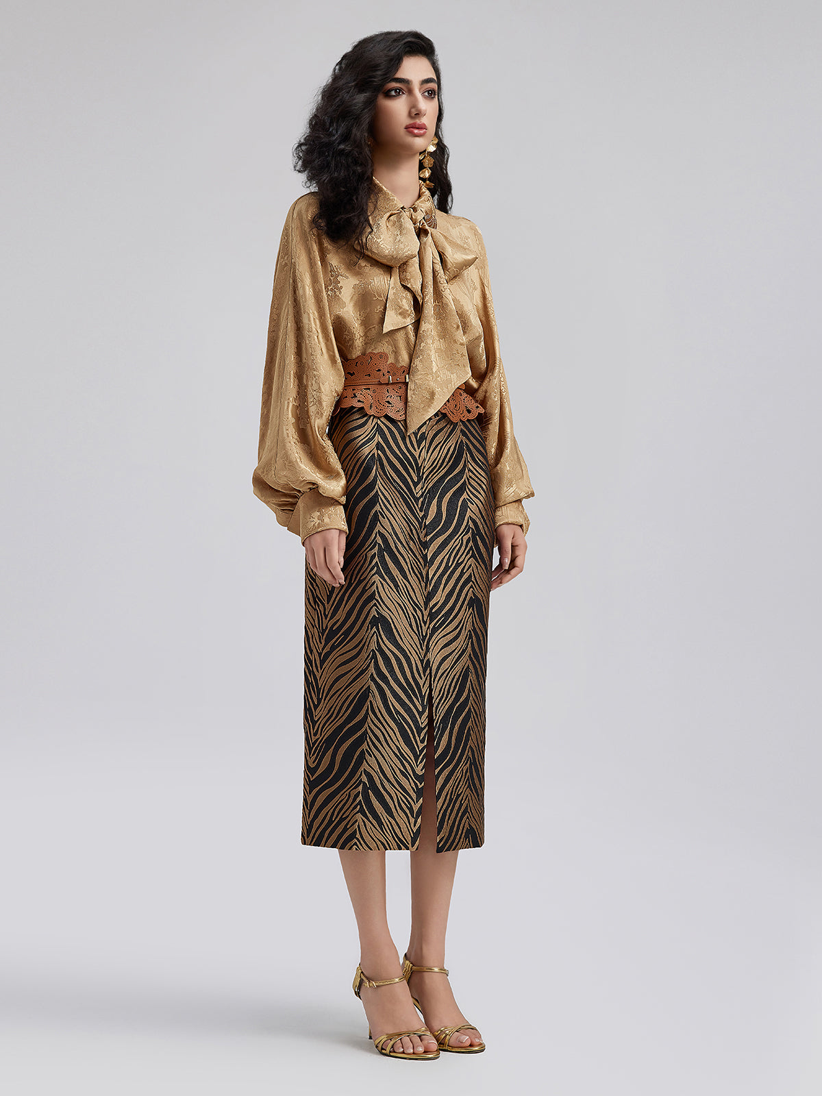 Altın Jakar Kurdele Detaylı Şık Gömlek