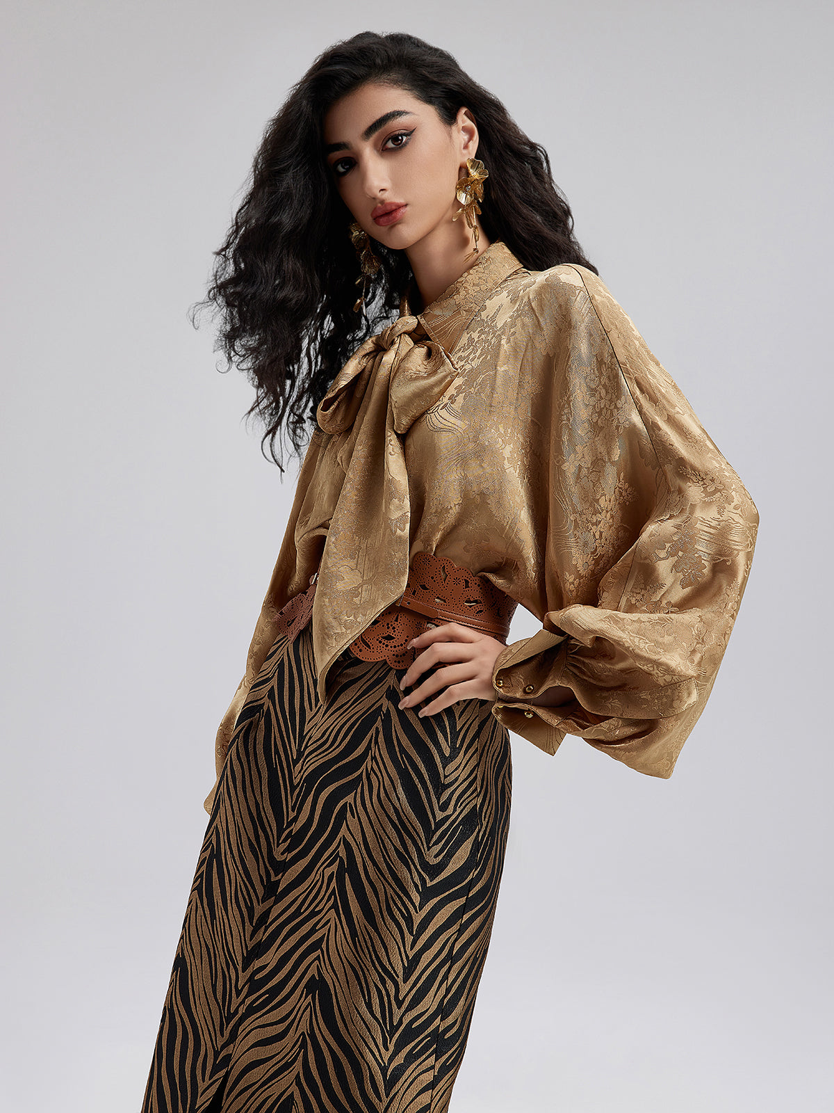 Altın Jakar Kurdele Detaylı Şık Gömlek