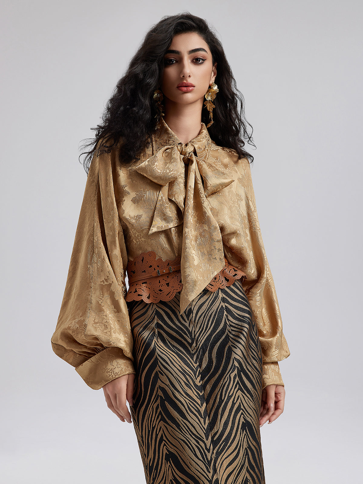 Altın Jakar Kurdele Detaylı Şık Gömlek