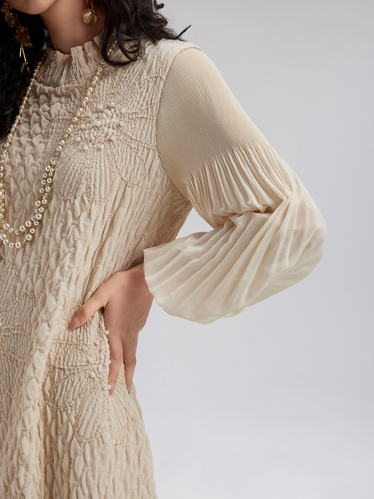 Yuvarlak Yaka Pileli Bol Nakışlı Elbise