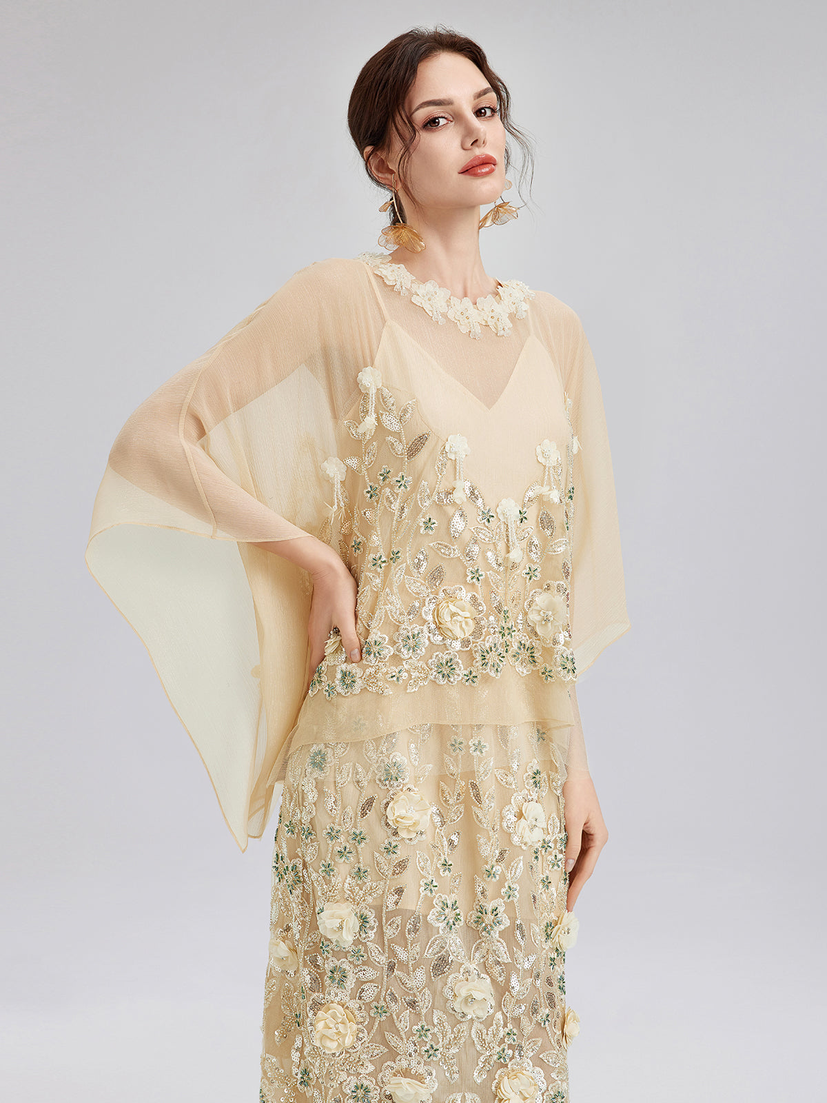 İşlemeli Çiçekli Pullu Şifon Bluz