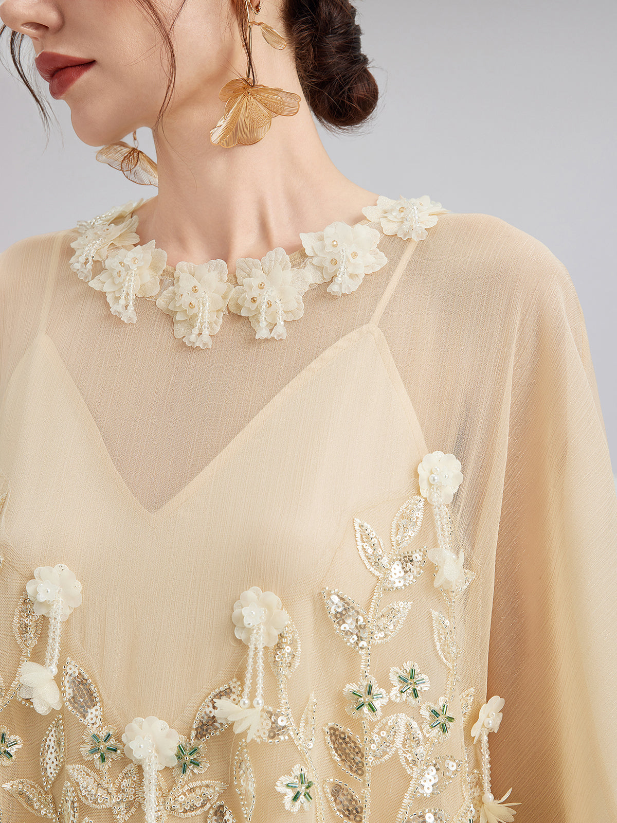 İşlemeli Çiçekli Pullu Şifon Bluz