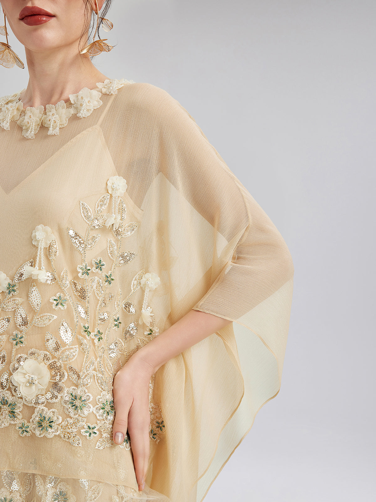 İşlemeli Çiçekli Pullu Şifon Bluz