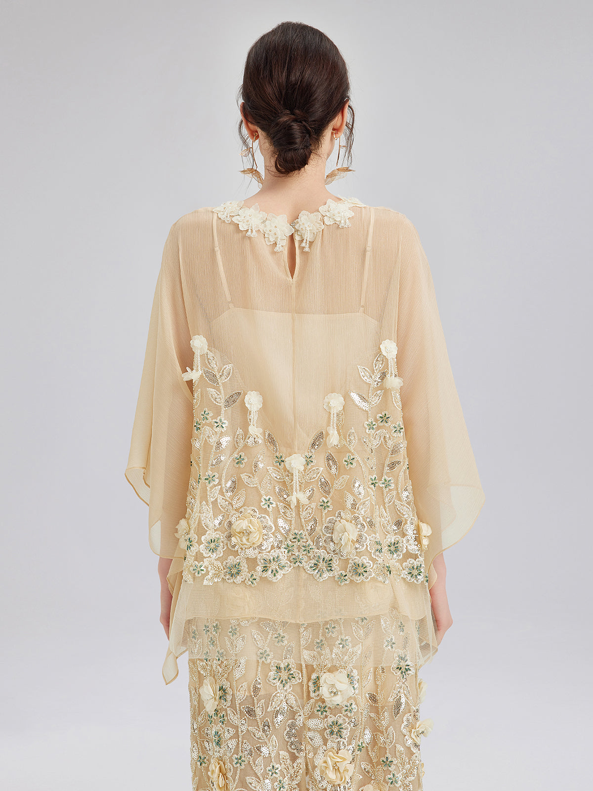 İşlemeli Çiçekli Pullu Şifon Bluz