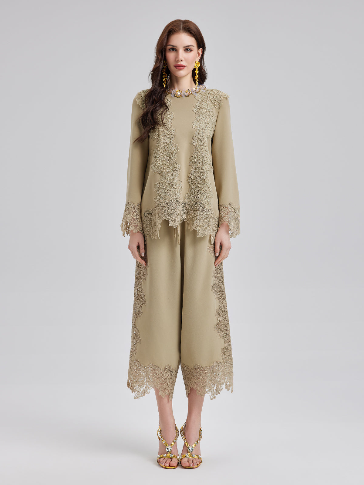 Şık Dantel Kenarlı Kısa Pantolon