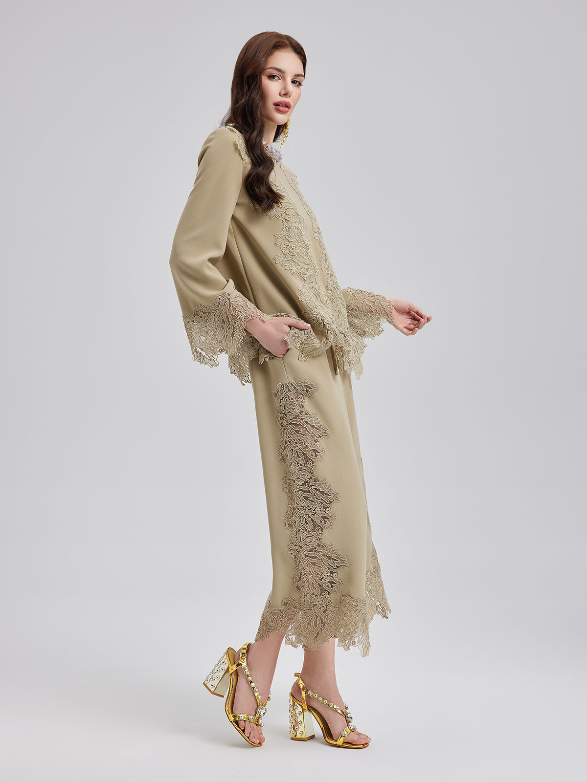 Şık Dantel Kenarlı Kısa Pantolon