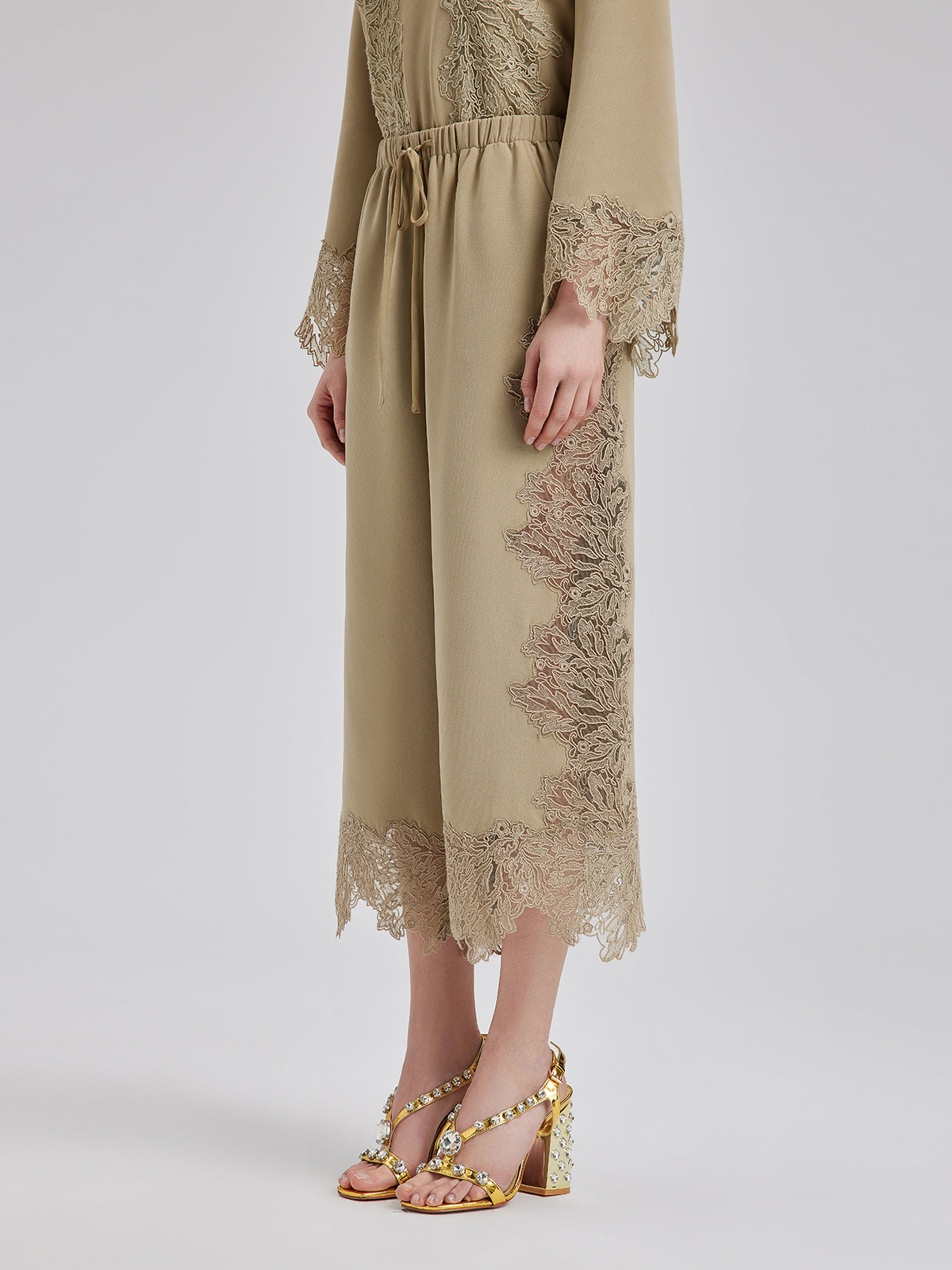 Şık Dantel Kenarlı Kısa Pantolon