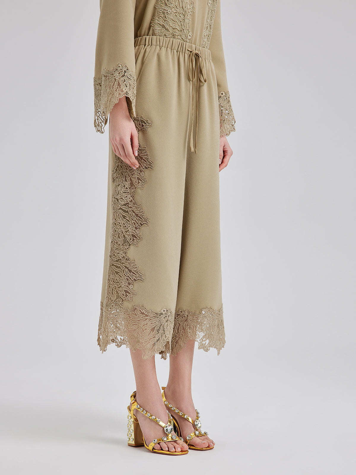 Şık Dantel Kenarlı Kısa Pantolon