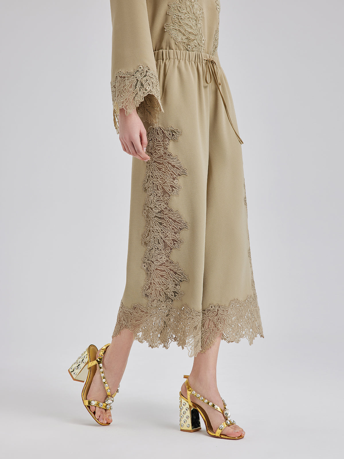 Şık Dantel Kenarlı Kısa Pantolon