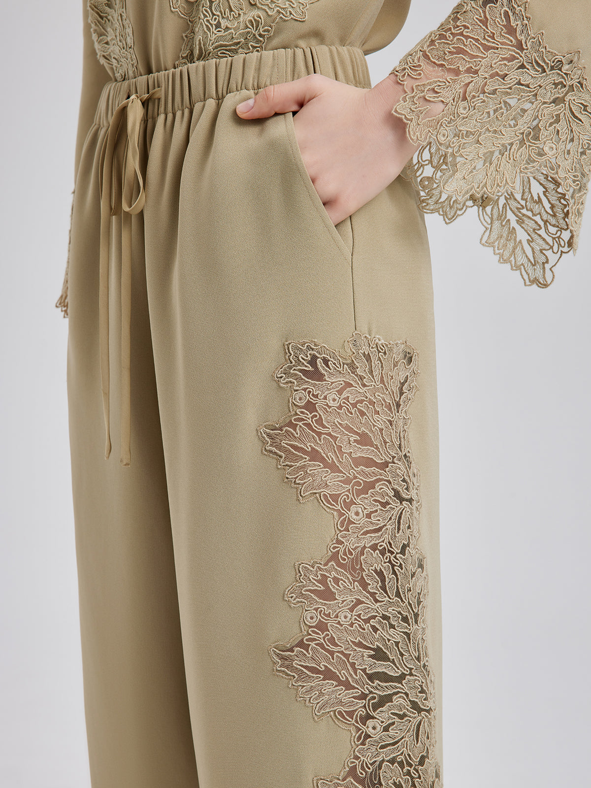 Şık Dantel Kenarlı Kısa Pantolon