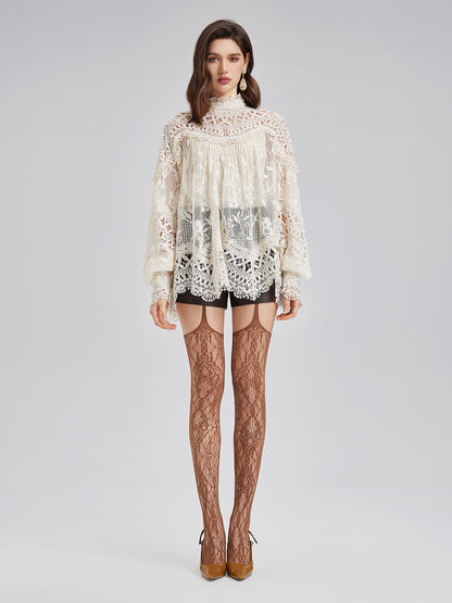 Yoğun Dantelli ve Pencereli Bluz