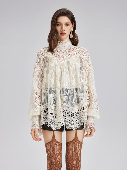 Yoğun Dantelli ve Pencereli Bluz